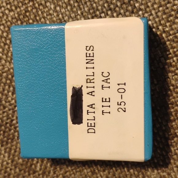 Delta Airlines 25 Year Tie Tac - Picture 2 of 6
